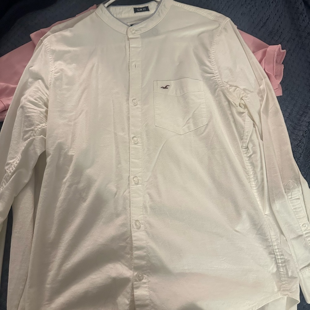 HOLISTER DRESS SHIRT. SIZE MEDIUM. COLOR:WHITE.